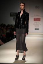 Model walks the ramp for Anand Kabra at Wills Lifestyle India Fashion Week Autumn Winter 2012 Day 1 on 15th Feb 2012 (44).JPG